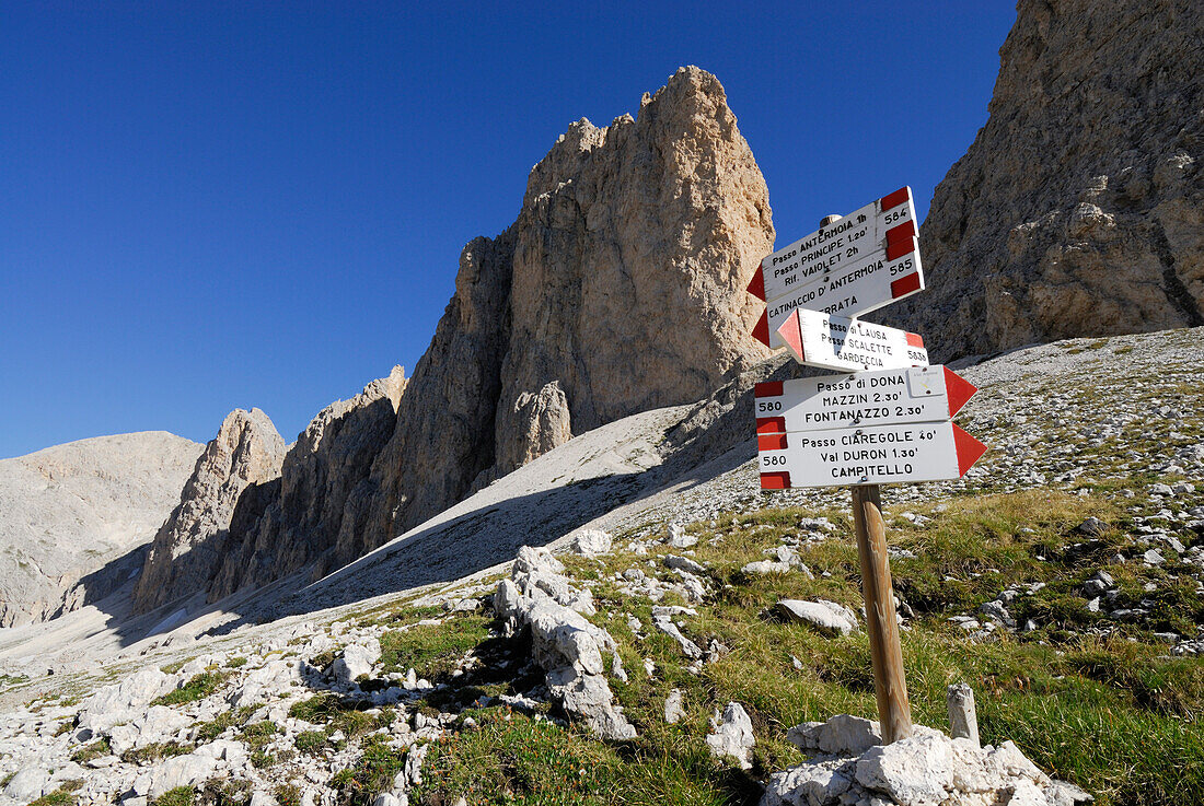 Signpost, Croda del Lago in background, Rosengarten group, Dolomites, Trentino-Alto Adige/South Tyrol, Italy