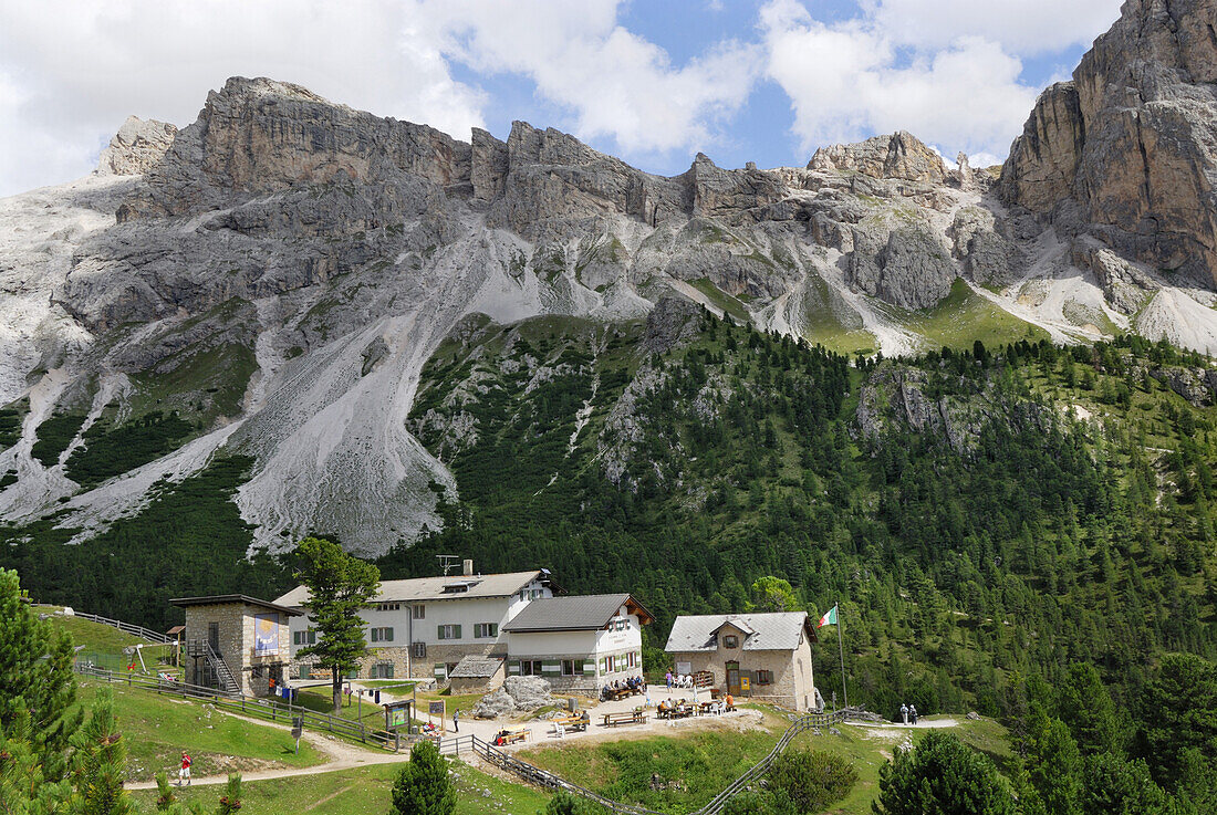 Regensburger Hütte unter dem Muntejela, Geislergruppe, Dolomiten, Südtirol, Italien