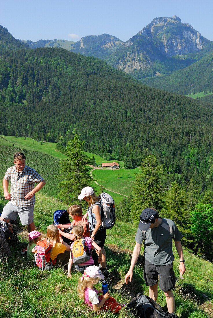 Wandergruppe mit Kindern rastet, Bayerische Alpen, Oberbayern, Bayern, Deutschland