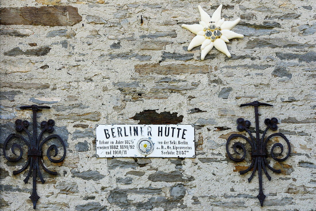 Wand der Berliner Hütte mit Dekoration, Zillertal, Zillertaler Alpen, Tirol, Österreich