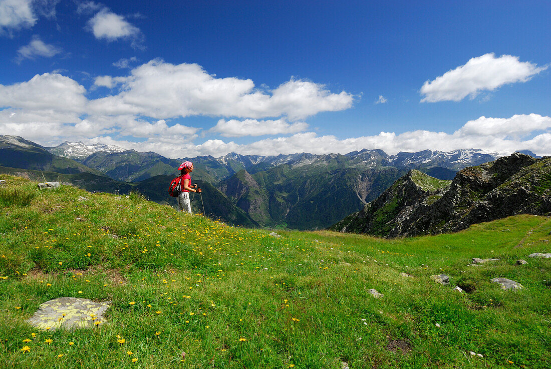 Frau wandert über Bergwiese, Valle Santa Maria, Tessiner Alpen, Kanton Tessin, Schweiz