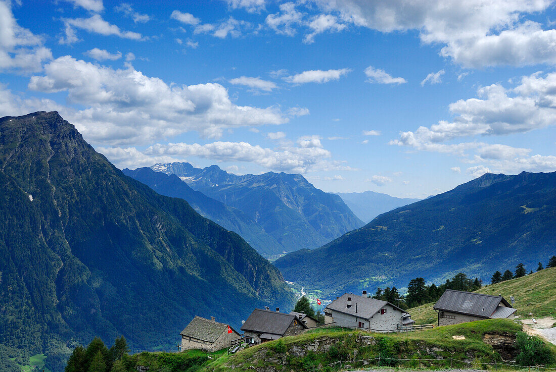 Almsiedlung über dem Bleniotal, Tessiner Alpen, Tessin, Schweiz
