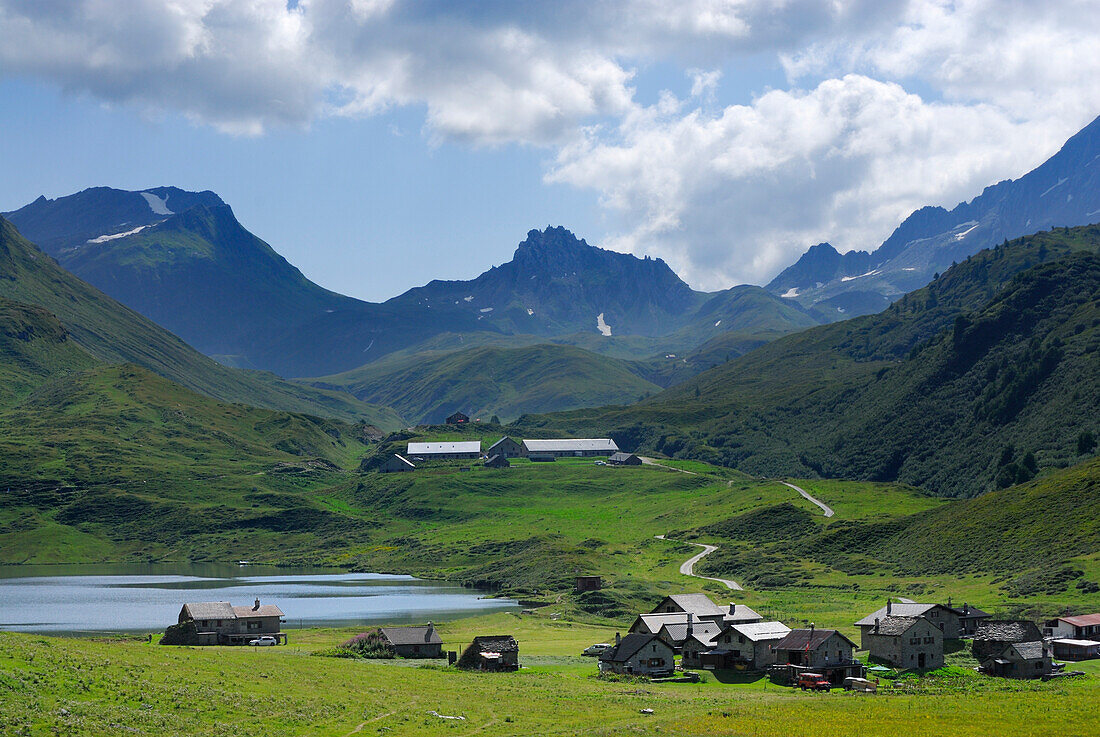 Almsiedlung Cadagno di fuori am Stausee Lago Cadagno, Tessiner Alpen, Kanton Tessin, Schweiz