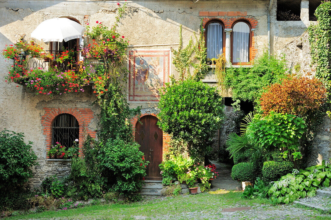 Haus mit Fresken und Blumenschmuck, Barna, Monti Lariani, Comer See, Lombardei, Italien