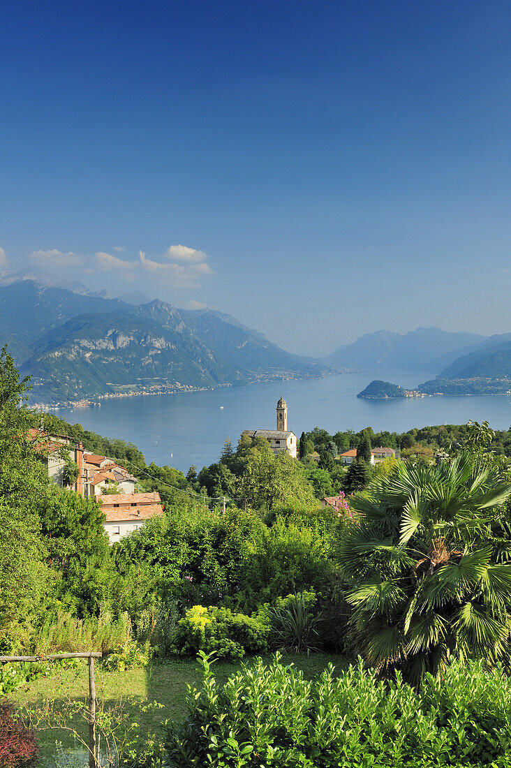 Blick über Comer See auf Bellagio, Lombardei, Italien