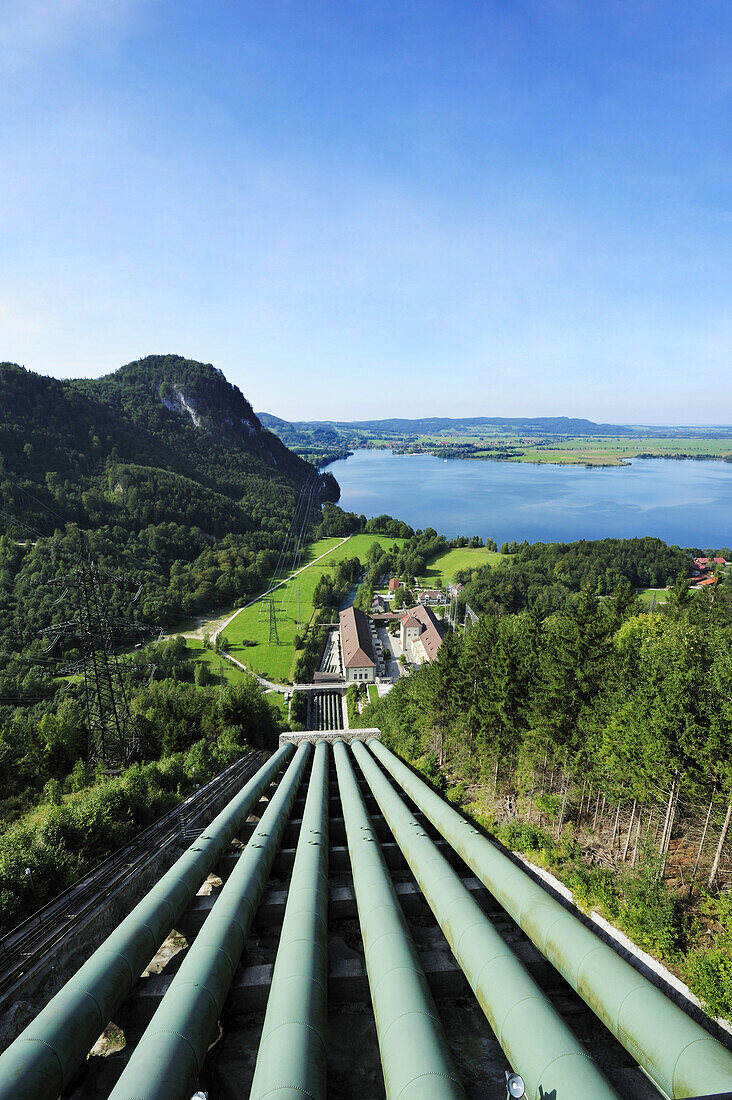 Fallrohre des Wasserkraftwerks Walchensee und Hochspannungsmasten, Kochelsee im Hintergrund, Bayerische Alpen, Oberbayern, Bayern, Deutschland