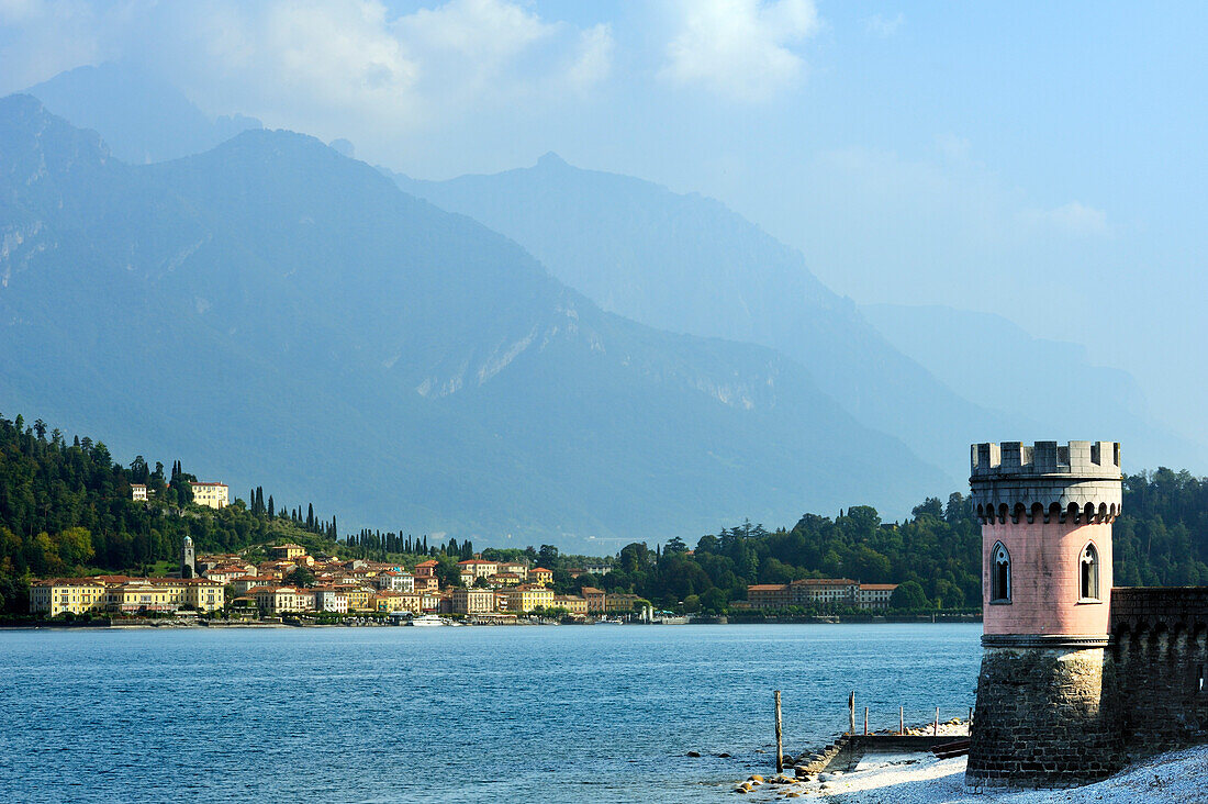 Burgturm am Comer See, Bellagio im Hintergrund, Lombardei, Italien