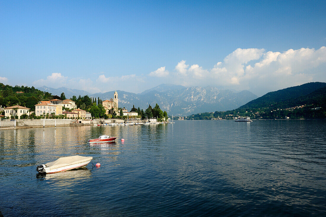 Blick über Comer See auf Tremezzo mit Bergamasker Alpen im Hintergrund, Lombardei, Italien