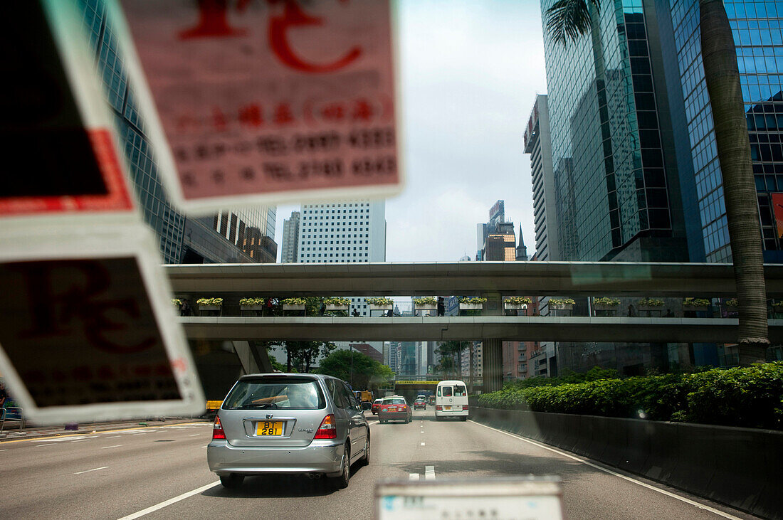 Blick durch die Scheibe eines Taxi im Finanzviertel, Hongkong, China