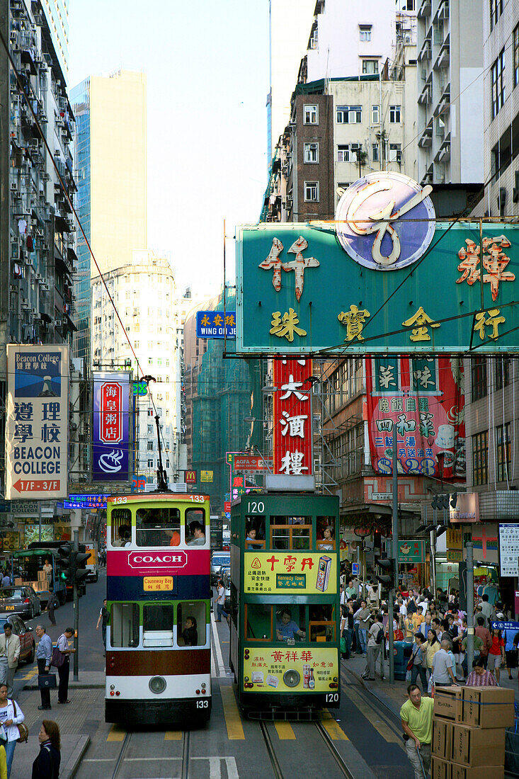 Doppelstöckige Trambahn und Leuchtreklame, Hongkong, China