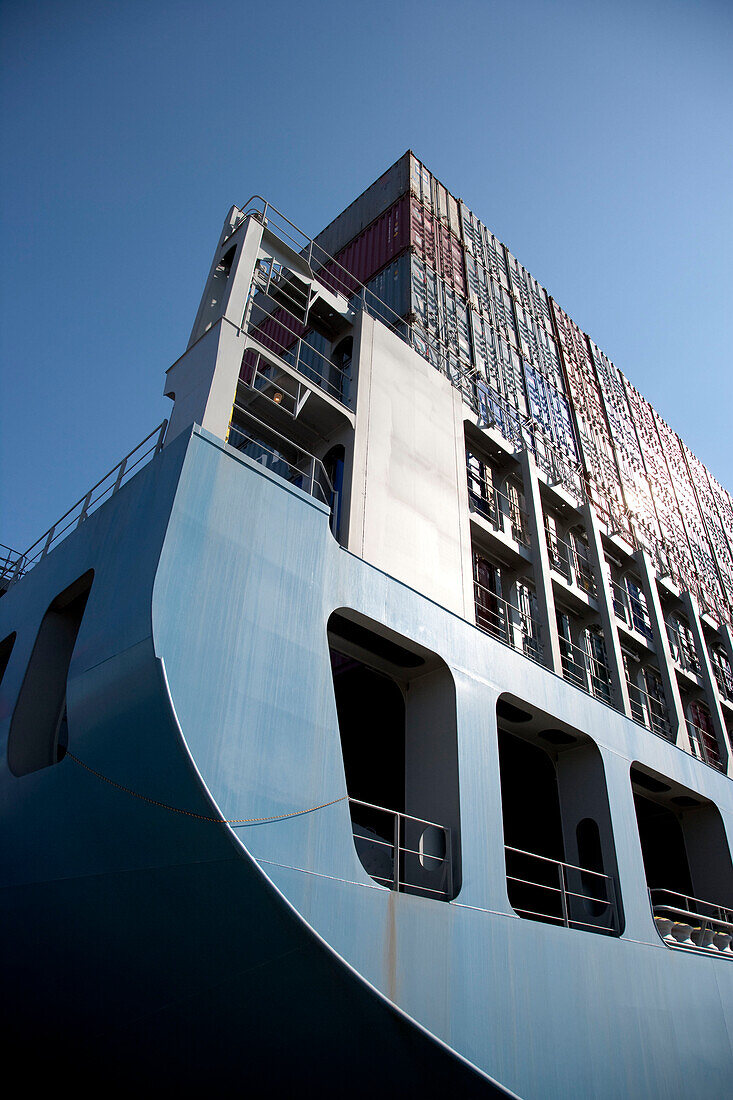 Containerschiff im Hamburger Hafen, Deutschland