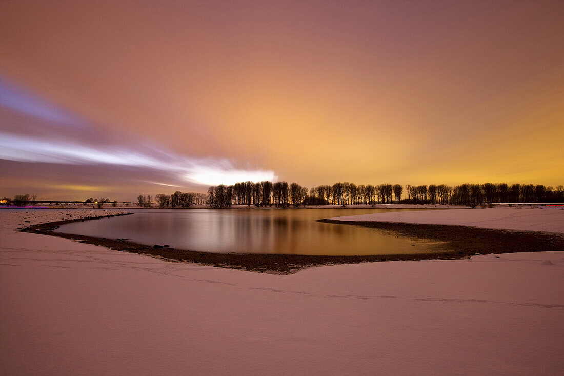 Schneebedecktes Ufer am Rhein bei Sonnenuntergang, Düsseldorf, Nordrhein-Westfalen, Deutschland