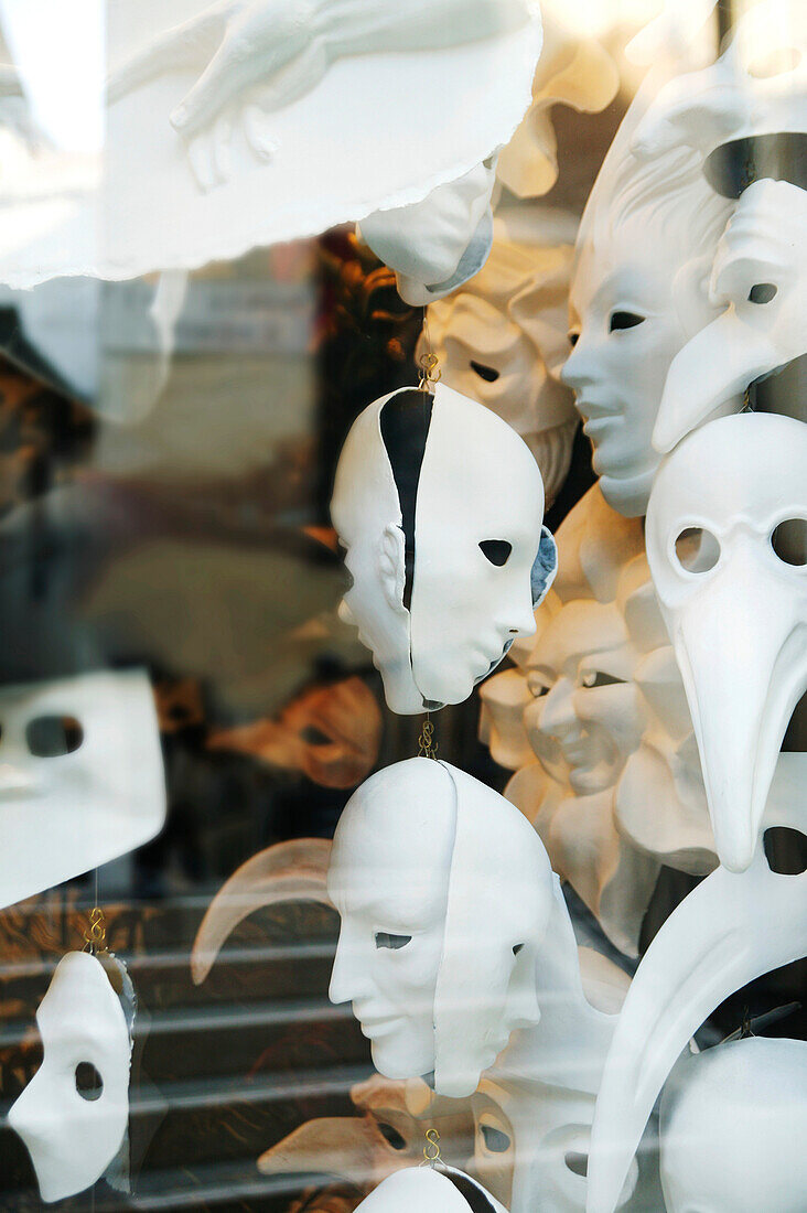 Detail von venezinischen Karnevalsmasken [-], Venedig, Italien