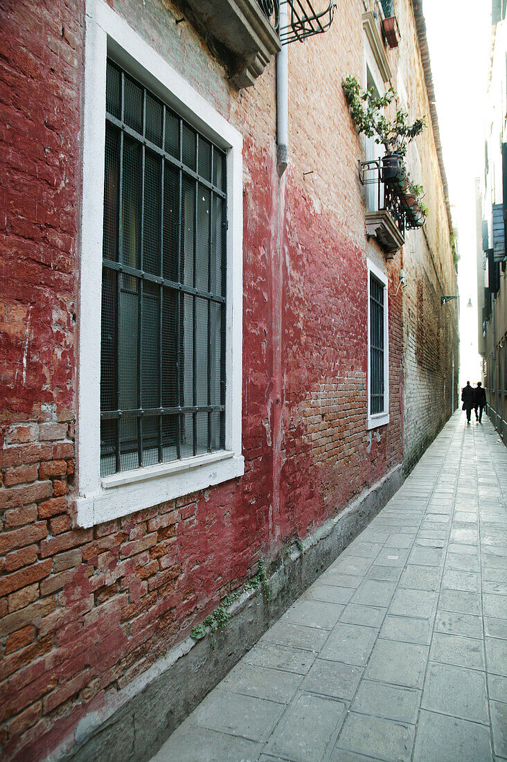 Leere Gasse in Venedig, Veneto, Italien