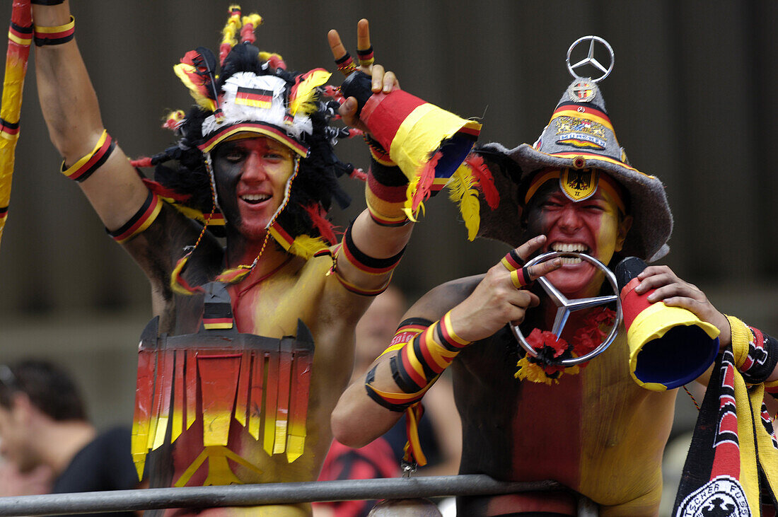 Deutsche Fussballfans beim Feiern, Weltmeisterschaft Deutschland 2006