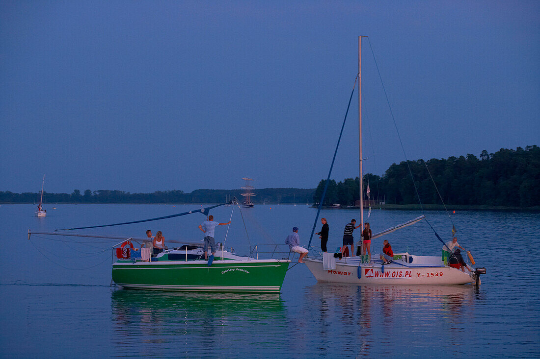 Abend am Hafen von Mikolajki (Nikolaiken) am Jez. Mikolajskie (Nikolaiker-See), Masurische Seenplatte, Mazurskie Pojezierze, Masuren, Ostpreußen, Polen, Europa