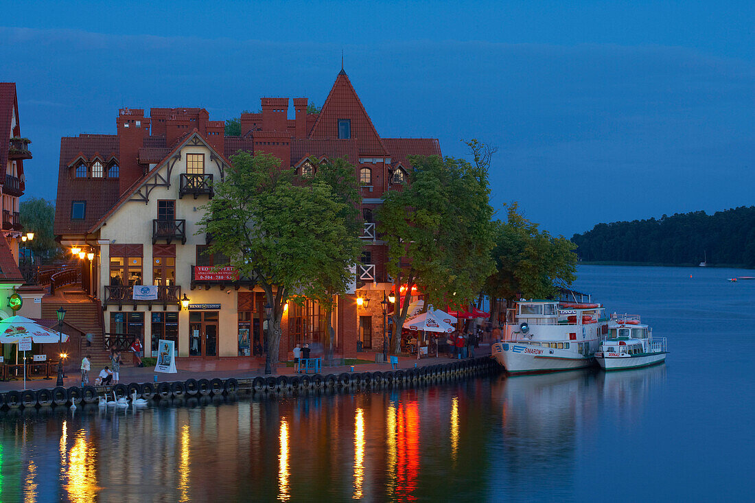 Abendstimmung in Mikolajki (Nikolaiken) am Mikolajki-See, Boot, Anleger, Masurische Seenplatte, Mazurskie Pojezierze, Masuren, Ostpreußen, Polen, Europa