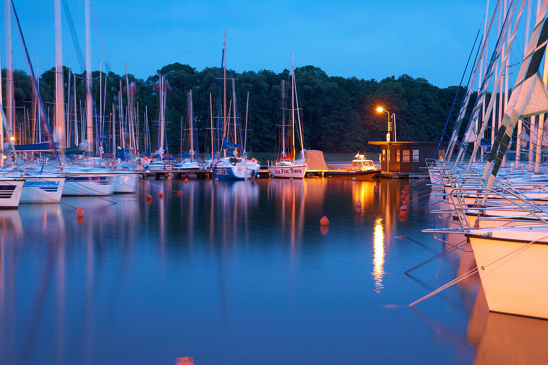Abendstimmung im Hafen von Stynort (Steinort), Segelboot auf dem Jezioro Dargin (Dargainen-See), Masurische Seenplatte, Mazurskie Pojezierze, Masuren, Ostpreußen, Polen, Europa