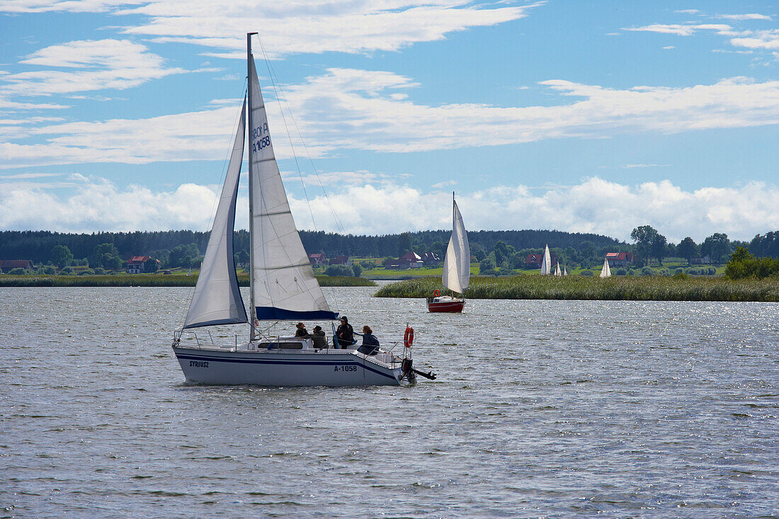 Segelboote auf dem Jezioro Rynskie (Rheinscher - See), Masurische Seenplatte, Mazurskie Pojezierze, Masuren, Ostpreußen, Polen, Europa