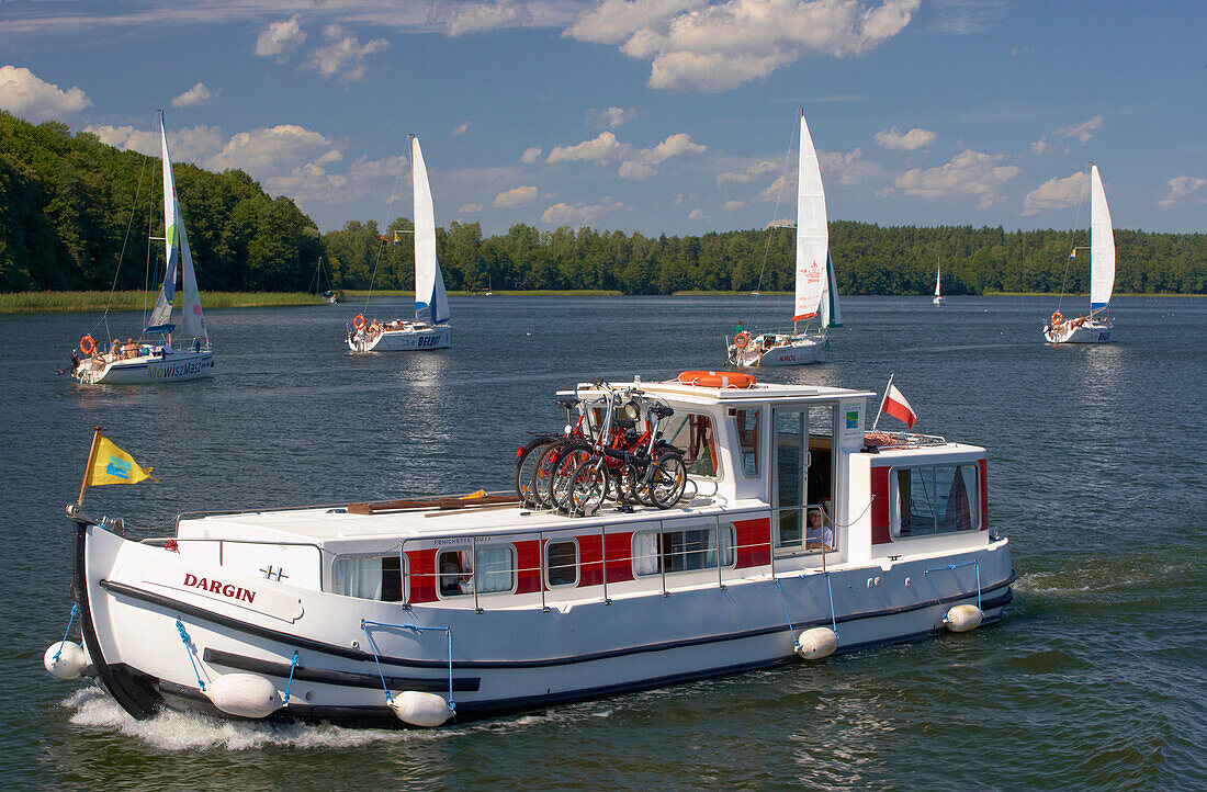 Hausboot und Segelboote auf dem Jezioro Talty (Talter-Gewässer), Masurische Seenplatte, Mazurskie Pojezierze, Masuren, Ostpreußen, Polen, Europa