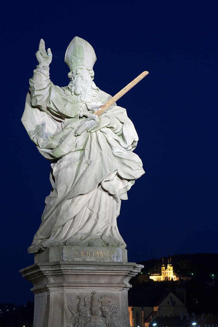 Heiligenfigur auf Alte Mainbruecke, Deutschland, Wuerzburg, Unterfranken, Bayern