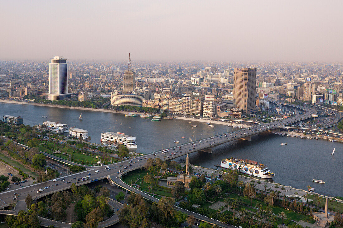 Blick auf Kairo und Bruecke des 6. Oktober ueber Nil, Aegypten, Kairo