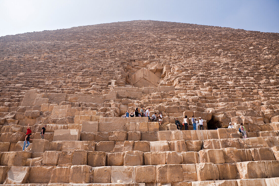 Touristen auf den Stufen der Cheops Pyramide, Aegypten, Kairo