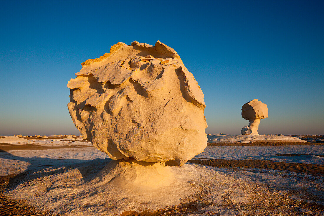 Figuren und Formationen aus Kalkstein in Nationalpark Weisse Wueste, Aegypten, Libysche Wueste