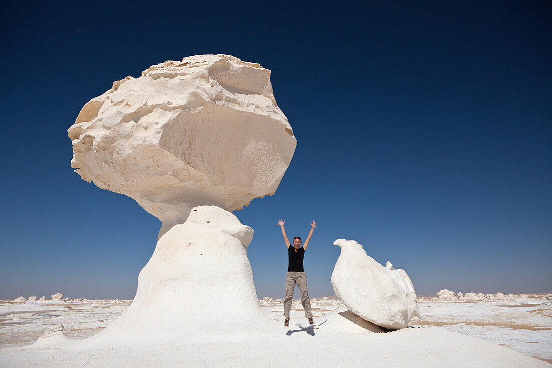 Touristin in Nationalpark Weisse Wueste, Aegypten, Libysche Wueste