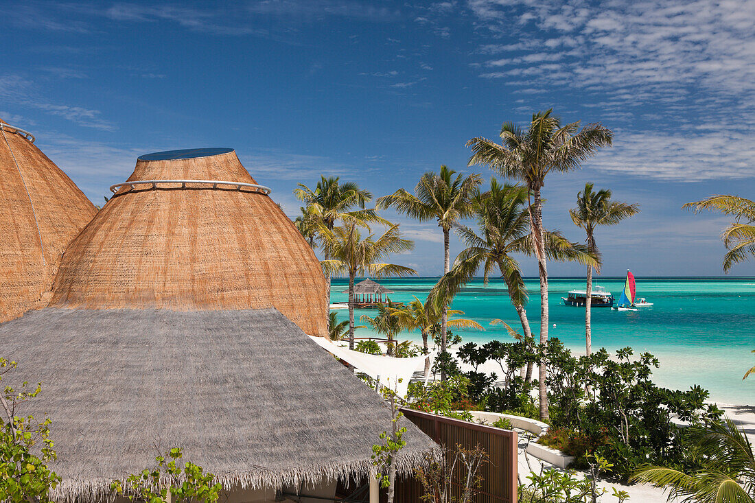 Hotelgebaeude auf Malediveninsel Kandooma, Malediven, Sued Male Atoll