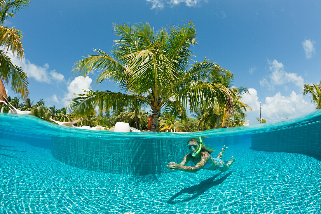 Schwimmen im Pool, Malediven, Sued Male Atoll