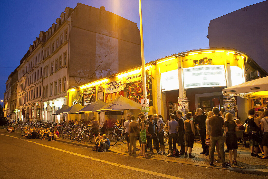 Junge Leute vor einem Nachtclub, Leipzig, Sachsen, Deutschland