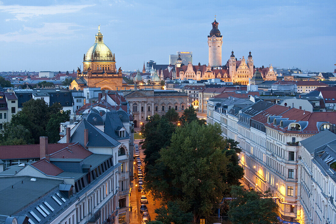 Blick auf Bundesverwaltungsgericht und Neues Rathaus am Abend, Leipzig, Sachsen, Deutschland
