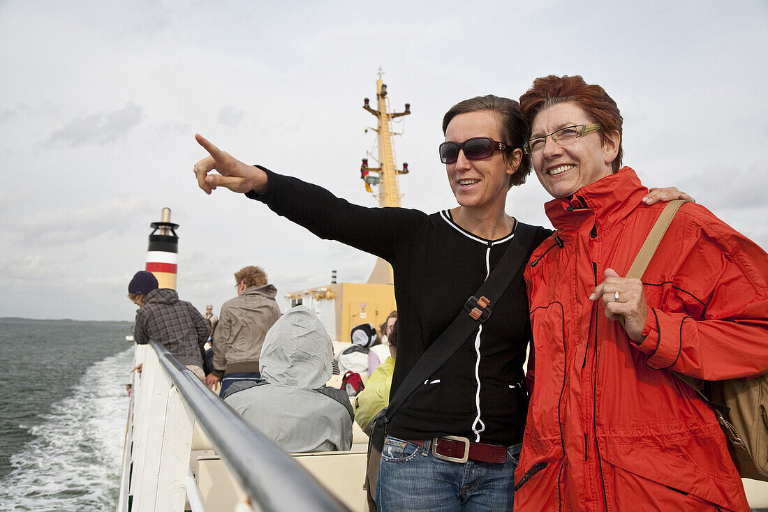 Zwei Frauen auf einer Fähre, Insel Föhr, Schleswig-Holstein, Deutschland