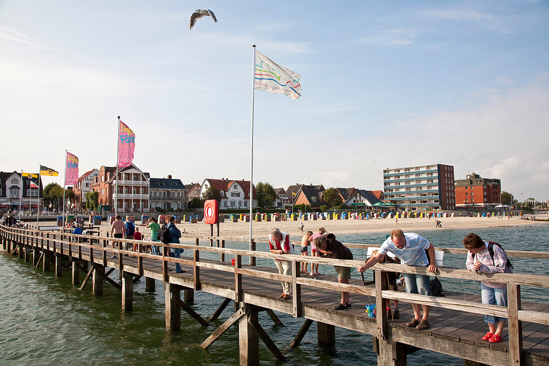 Besucher auf einer Seebrücke, Wyk, Insel Föhr, Schleswig-Holstein, Deutschland