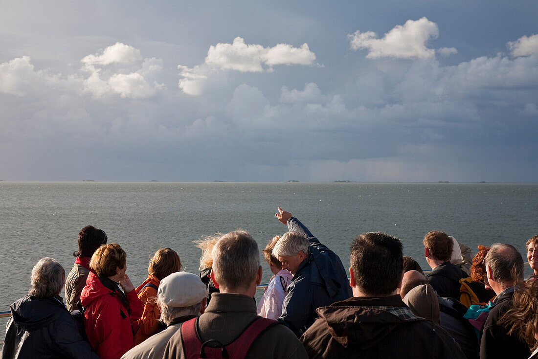 Reisegruppe auf einer Fähre, Föhr, Schleswig-Holstein, Deutschland