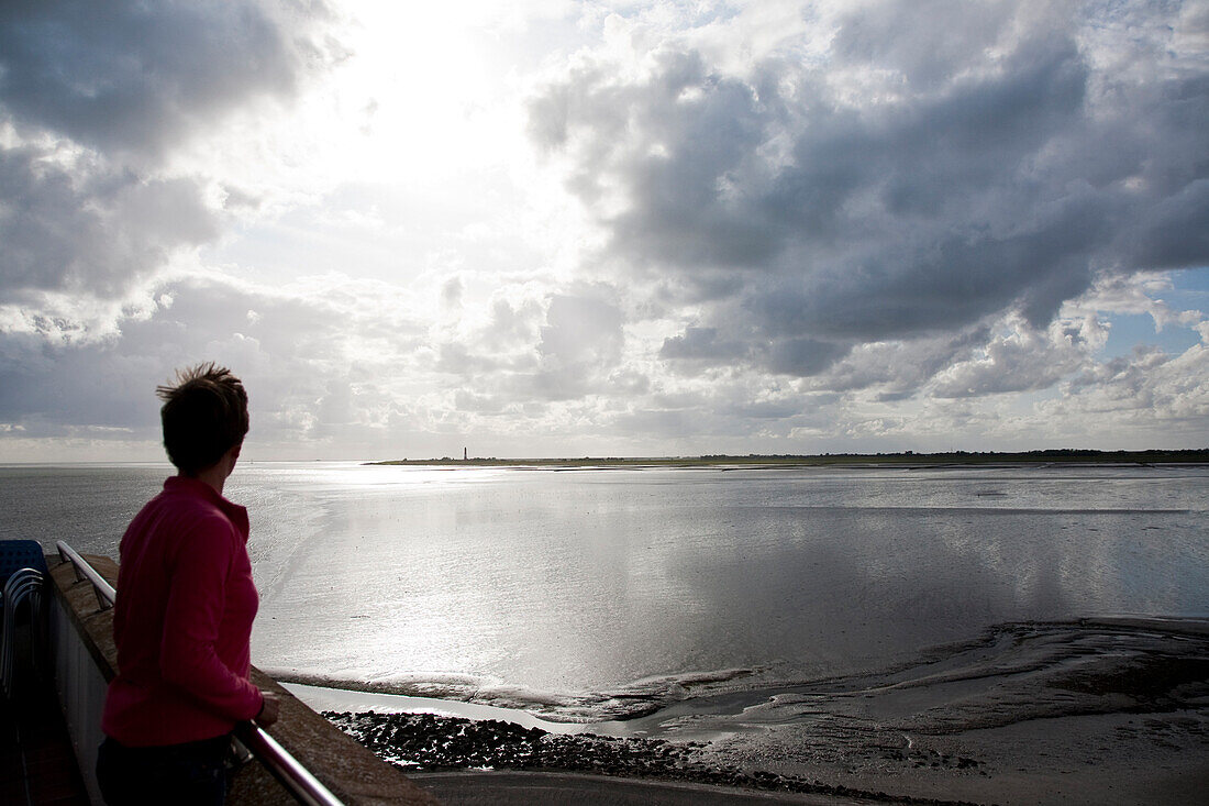 Frau blickt übers Meer, Insel Pellworm, Schleswig-Holstein, Deutschland