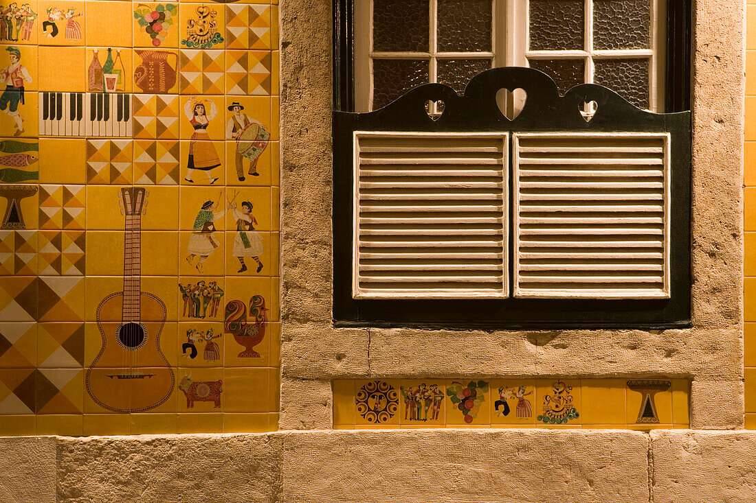 Nachtaufnahme von Kacheln und Fenster der Adega Machado Fado Bar in der Altstadt, Lissabon, Portugal, Europa