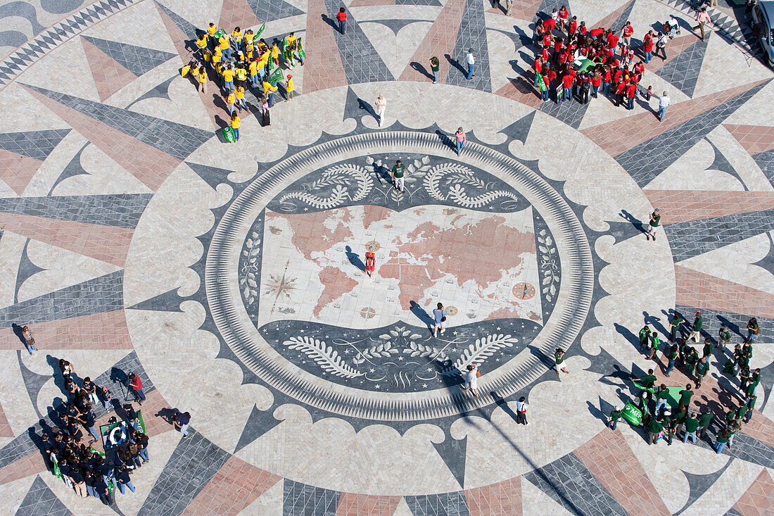 Blick vom Denkmal der Entdeckungen, Padrao dos Descobrimentos, auf großes Windrose Mosaik mit Weltkarte und Menschen darauf, Belem, Lissabon, Portugal, Europa