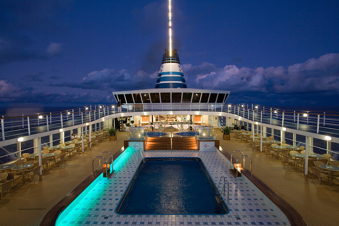 Pooldeck von Kreuzfahrtschiff MS Delphin Voyager (Delphin Kreuzfahrten) im Dämmerlicht auf dem Atlantik, nahe Azoren, Portugal, Europa