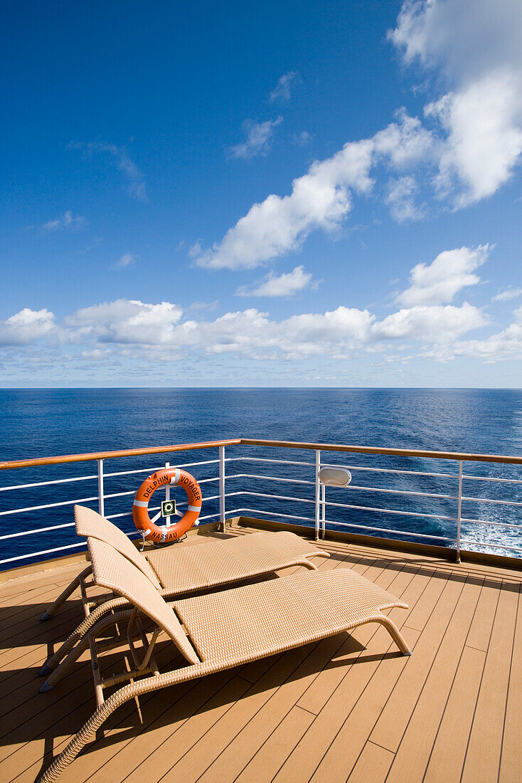 Liegenstühle auf Sonnendeck von Kreuzfahrtschiff MS Delphin Voyager (Delphin Kreuzfahrten) auf dem Atlantik, nahe Azoren, Portugal, Europa