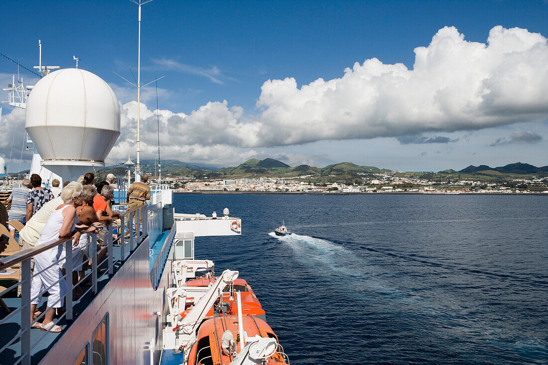 Kreuzfahrtschiff MS Delphin Voyager (Delphin Kreuzfahrten) vor Ponta Delgada, Insel Sao Miguel, Azoren, Portugal, Europa