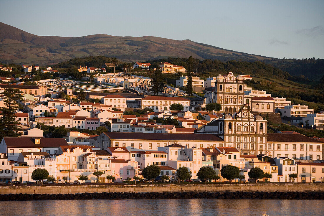 Kirchen im Morgenlicht, Horta, Insel Faial, Azoren, Portugal, Europa