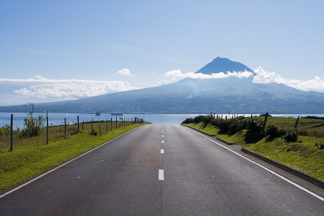 Straße mit Blick auf Insel Pico mit Berg Pico Alto, Horta, Insel Faial, Azoren, Portugal, Europa