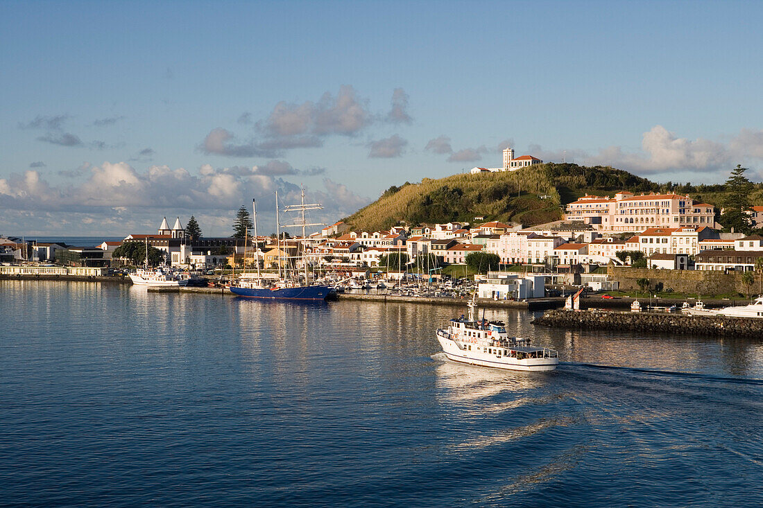 Fähre im Hafen von Horta, Insel Faial, Azoren, Portugal, Europa
