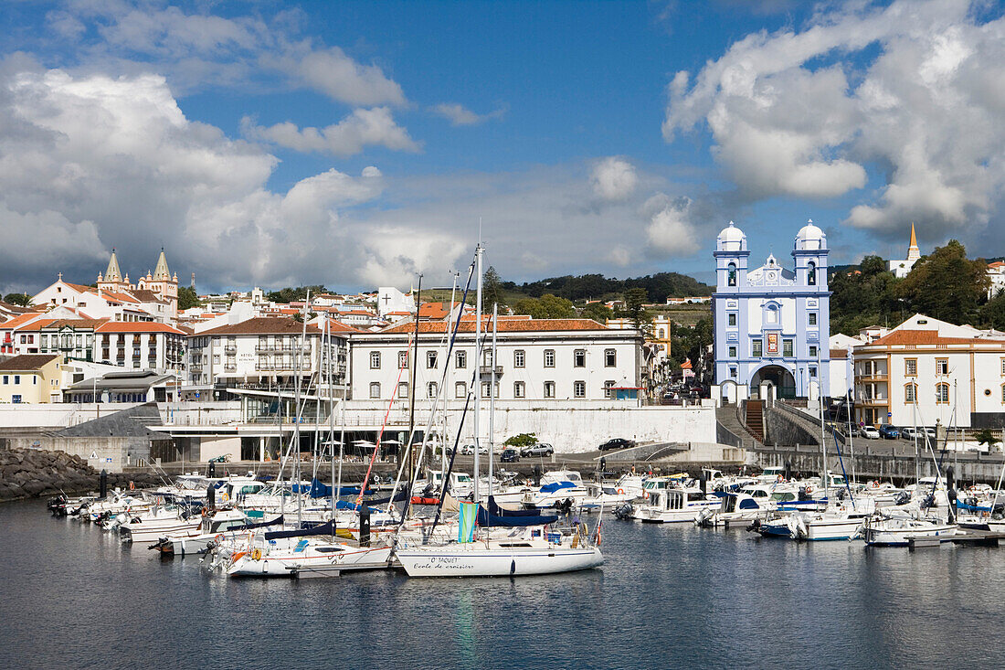 Segelboot in Marina und Kirche Misericordia, Angra do Heroismo, Insel Terceira, Azoren, Portugal, Europa