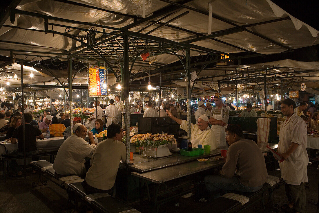 Nachtaufnahme von Imbissbuden am Jemaa el-Fna Gauklerplatz, Marrakesch, Marokko, Afrika