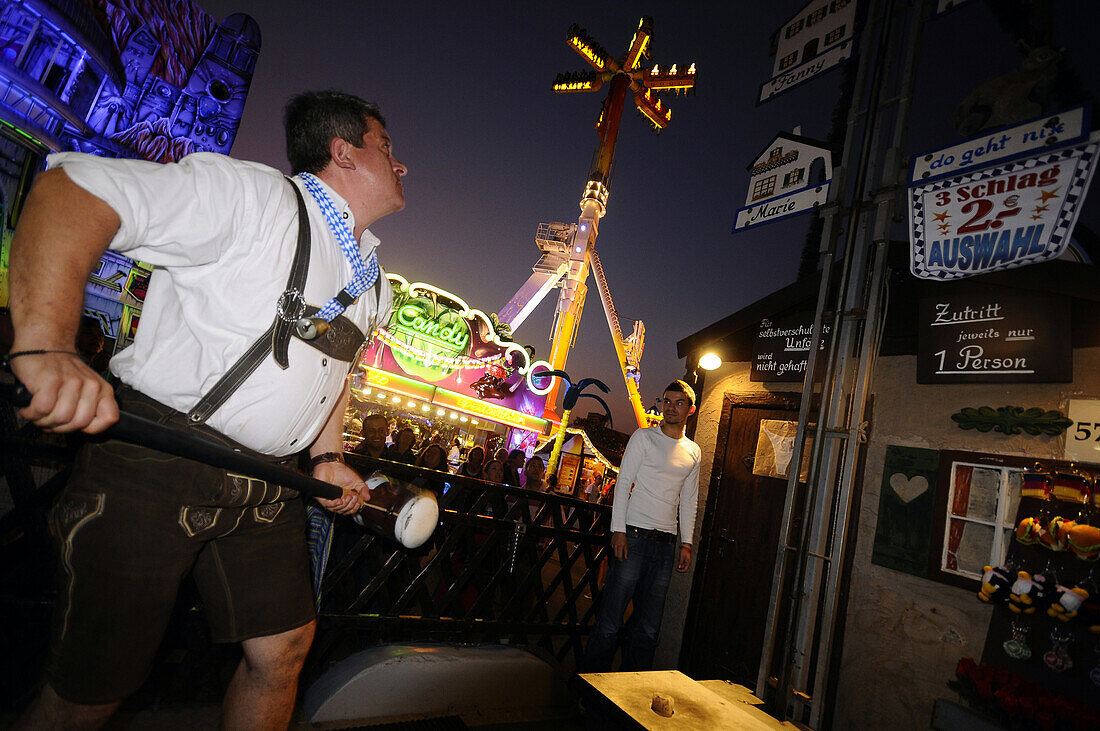 Ein Mann in Tracht vor dem Hau-den-Lukas, Oktoberfest, München, Bayern, Deutschland, Europa