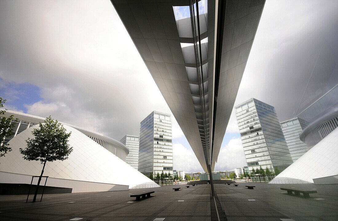 Spiegelung auf der Glasfassade der Philharmonie auf Kirchberg mit Europaviertel, Luxemburg Stadt, Luxemburg, Europa