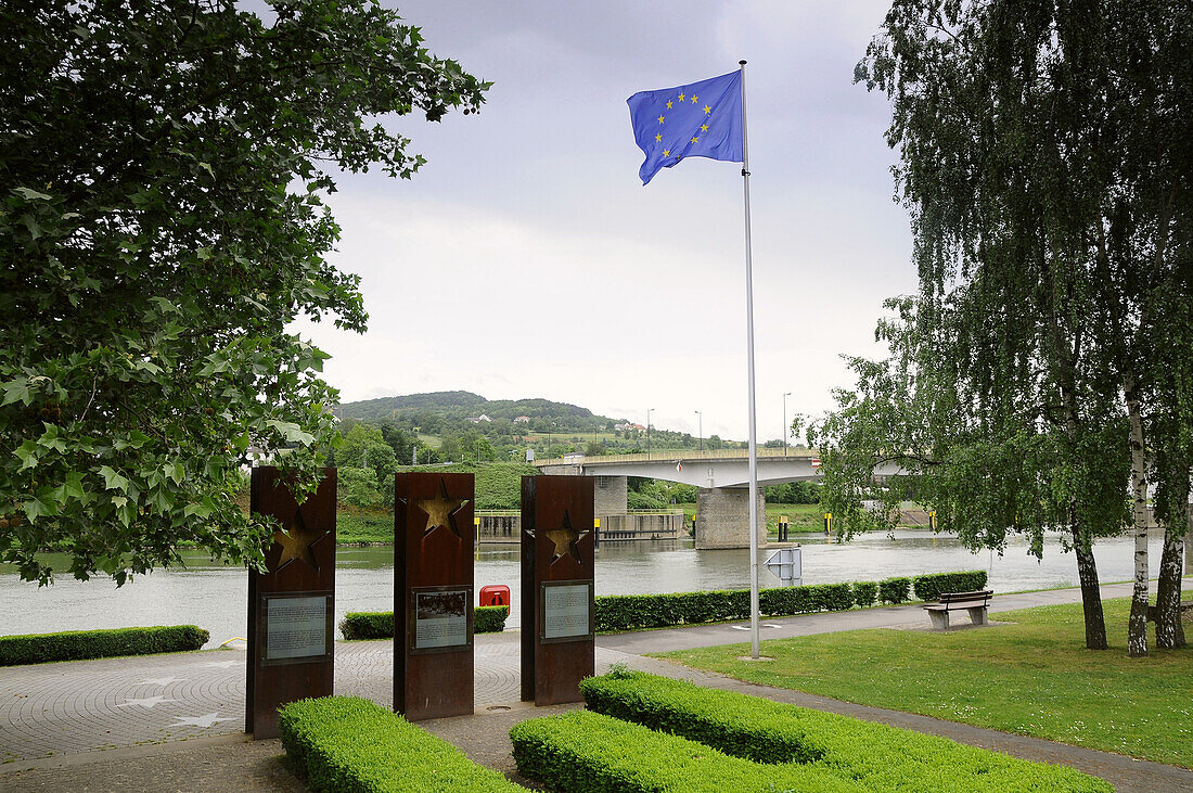 Europa Denkmal an der Mosel unter Wolkenhimmel, Schengen, Luxemburg, Europa